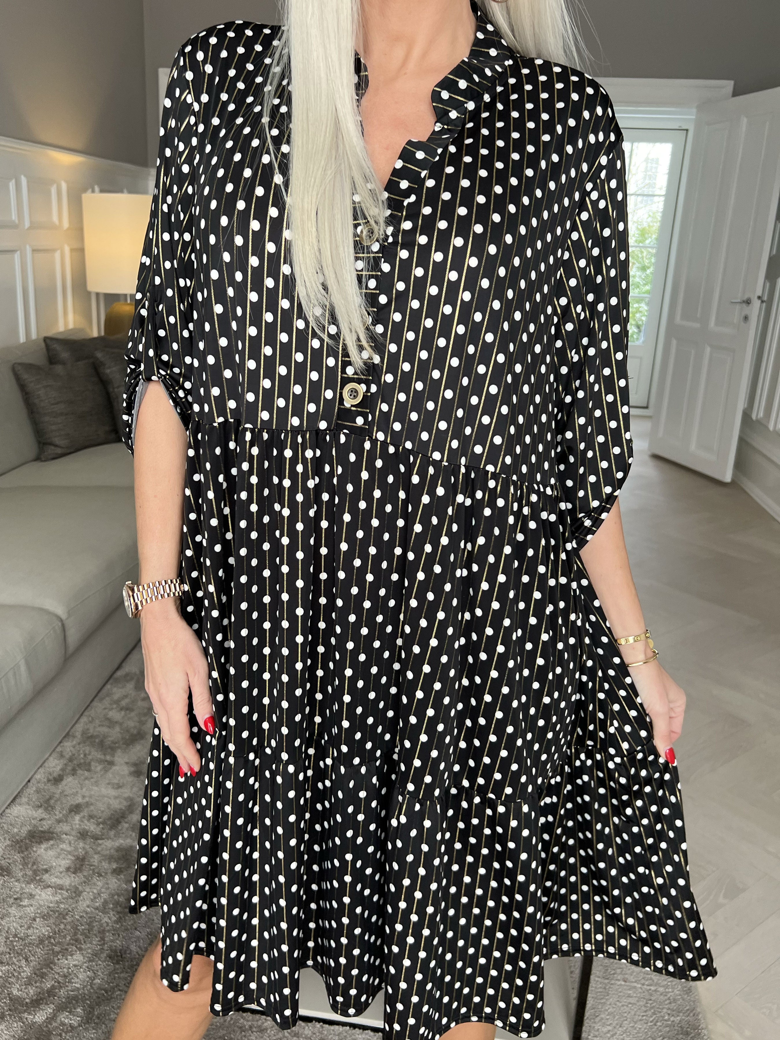 Milano Dot Midi - Kjole med prikker og lag på lag look